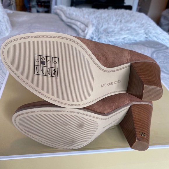 BRAND NEW IN BOX! Michael Kors Divia Suede Boots. - Picture 4 of 5